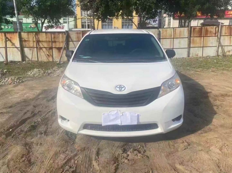 青岛12年丰田塞纳1