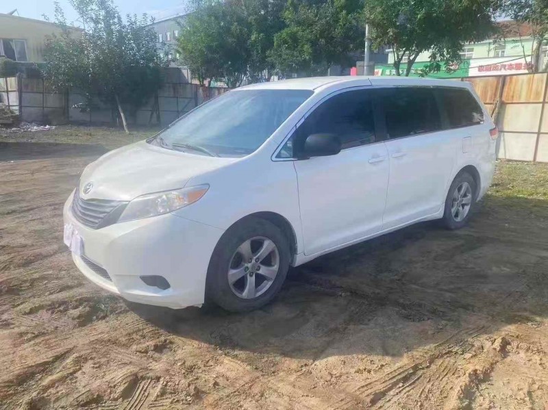 青岛12年丰田塞纳2