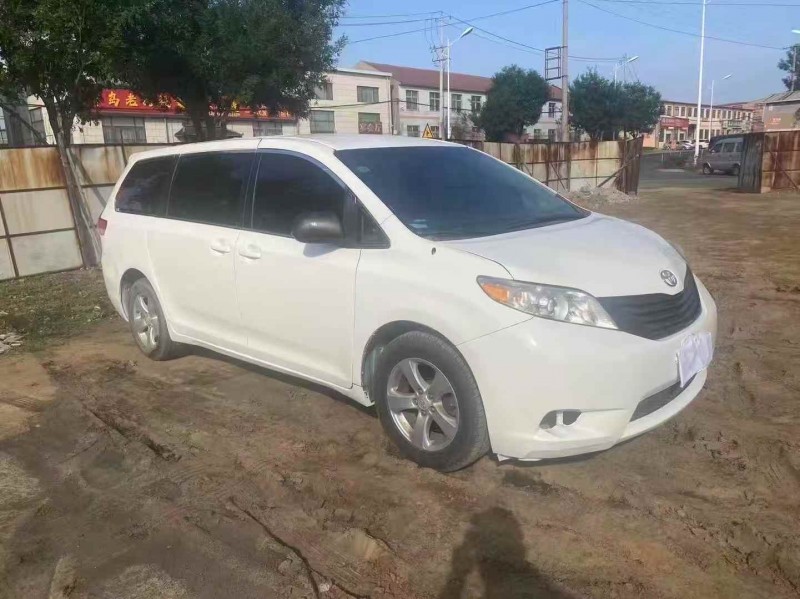 青岛12年丰田塞纳3