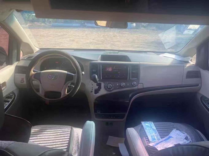 青岛12年丰田塞纳4