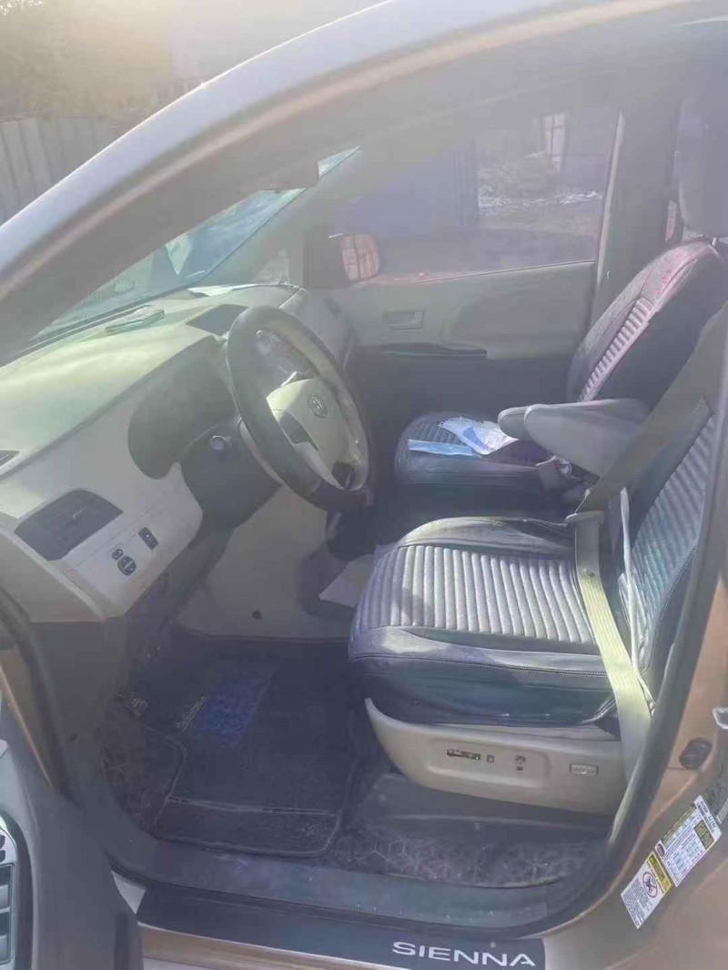 青岛12年丰田塞纳6