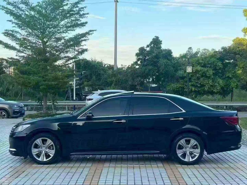 汕头17年丰田皇冠2
