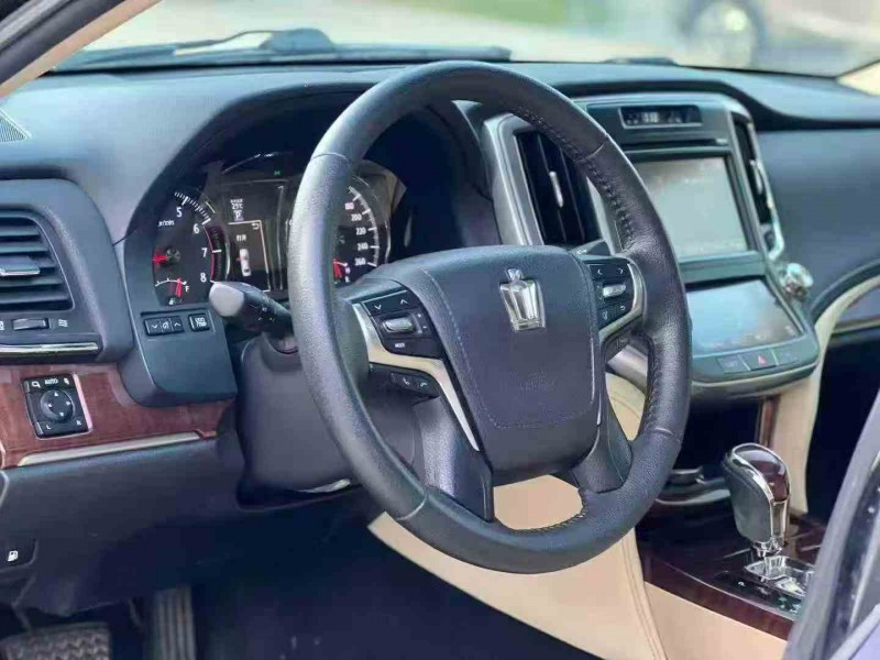 汕头17年丰田皇冠5