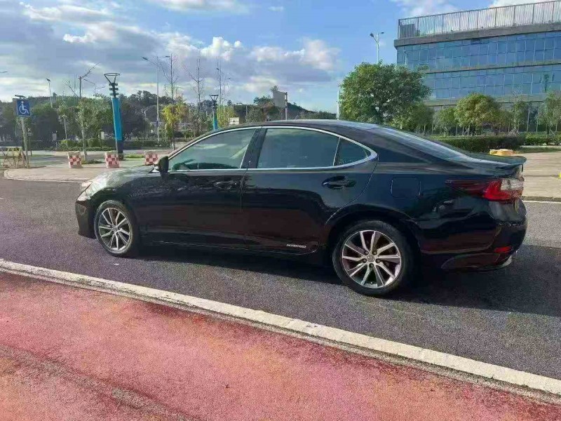 柳州17年雷克萨斯ES8