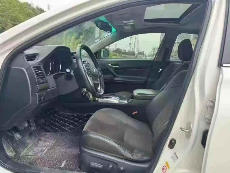 广州17年丰田锐志4