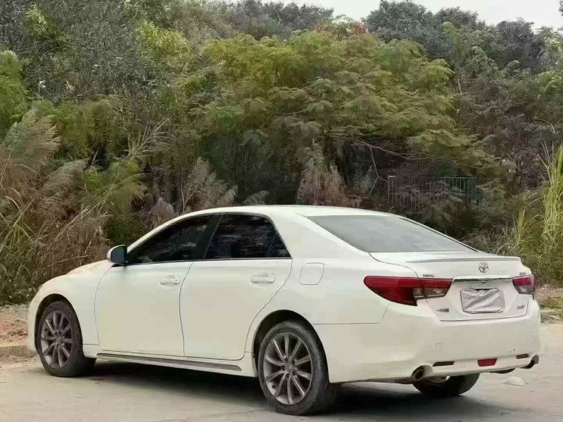 广州17年丰田锐志8