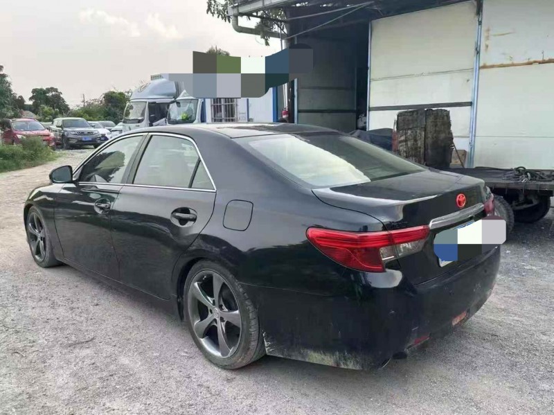 广州17年丰田锐志8