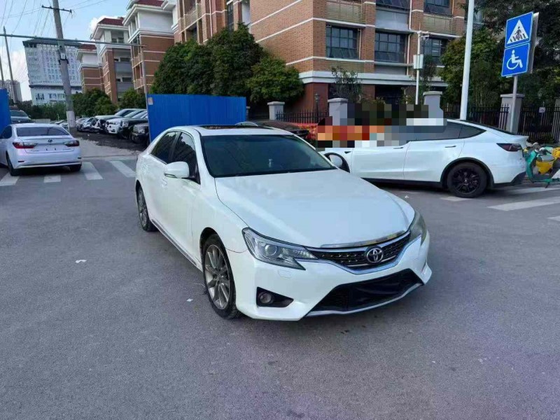 南宁14年丰田锐志1