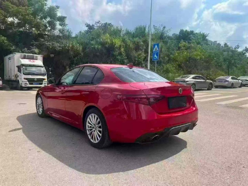 南宁19年阿尔法·罗密欧Giulia8