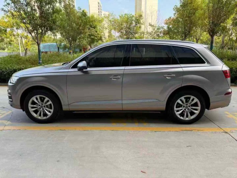 济宁17年奥迪Q76