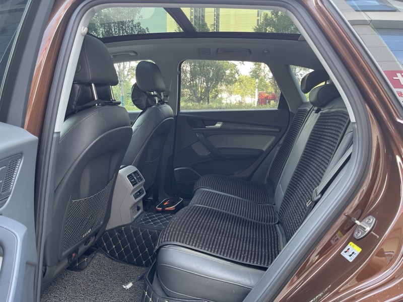 济宁19年奥迪Q58