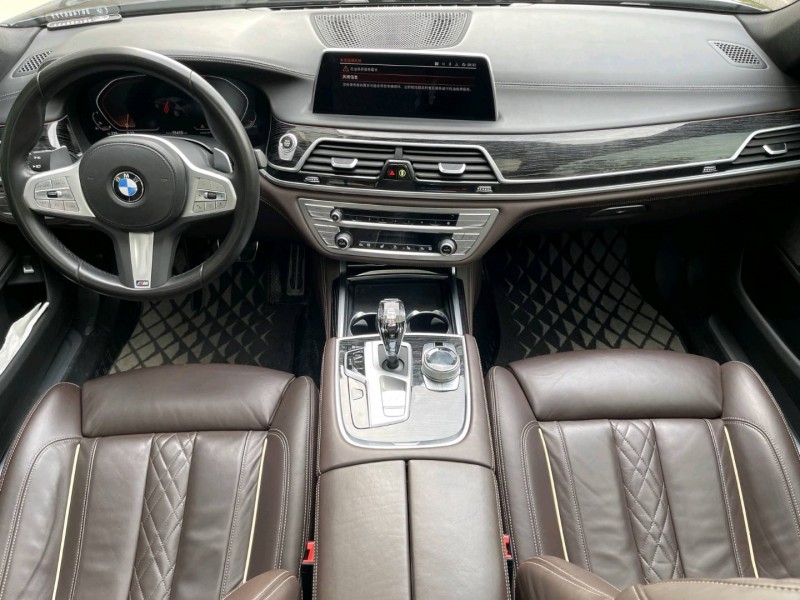 济宁22年宝马7系4