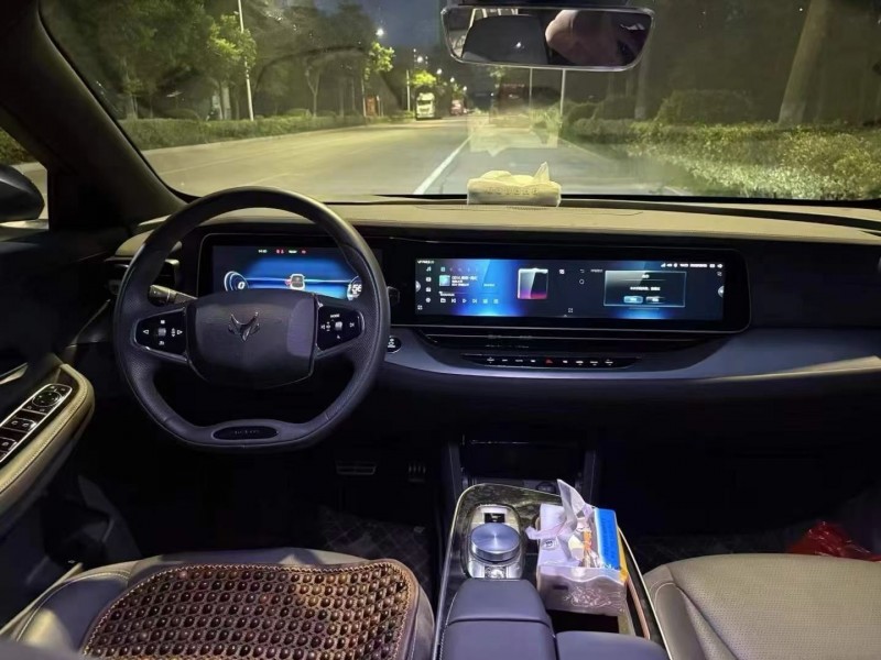 青岛25年极狐汽车阿尔法3