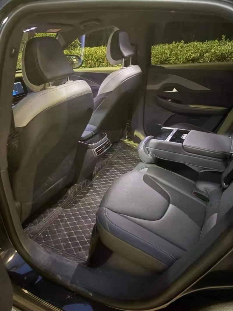 青岛25年极狐汽车阿尔法7