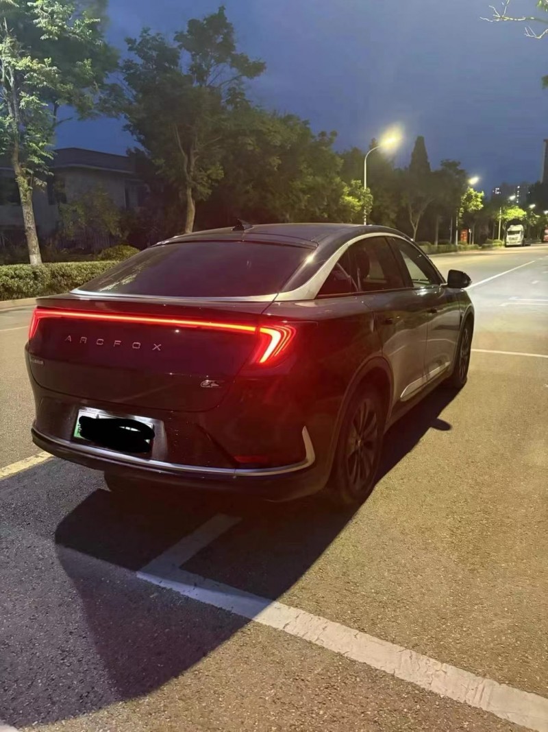 青岛25年极狐汽车阿尔法8