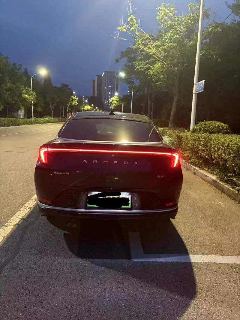 青岛25年极狐汽车阿尔法9