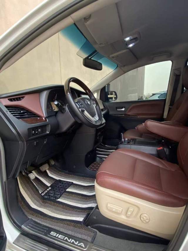 营口17年丰田塞纳4