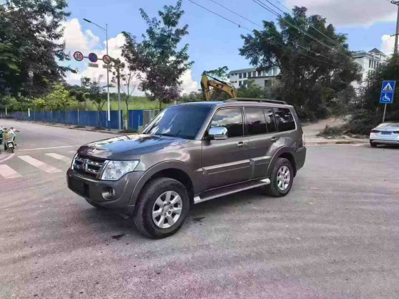 南宁14年三菱帕杰罗2