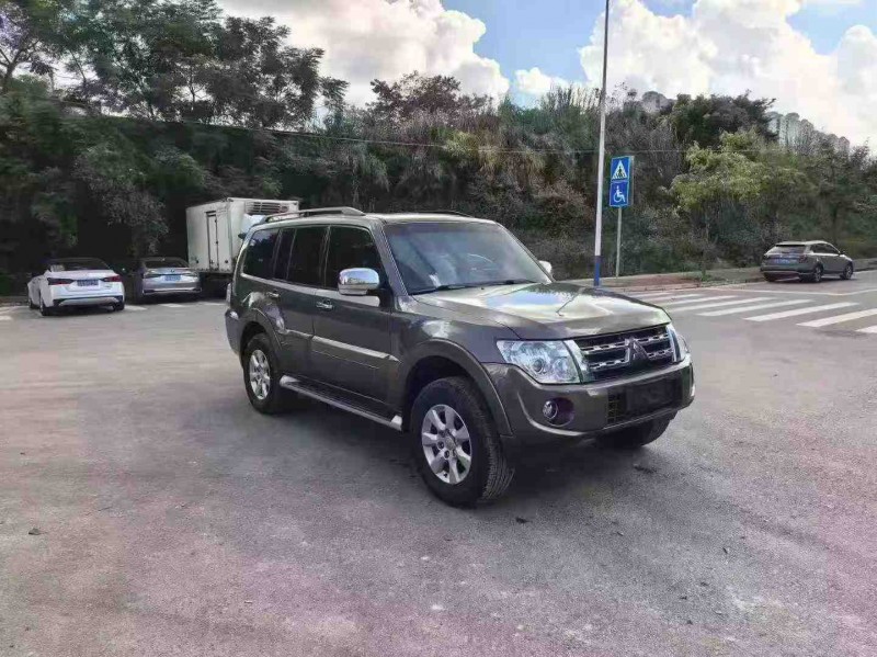 南宁14年三菱帕杰罗3