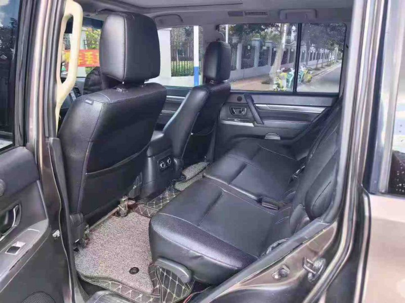 南宁14年三菱帕杰罗6