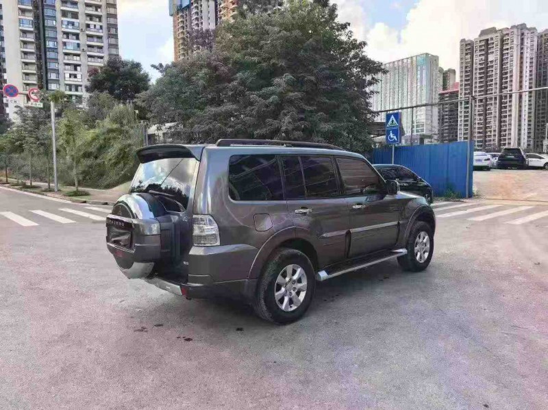 南宁14年三菱帕杰罗7