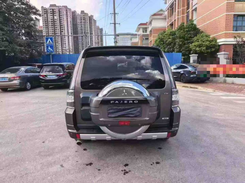 南宁14年三菱帕杰罗9