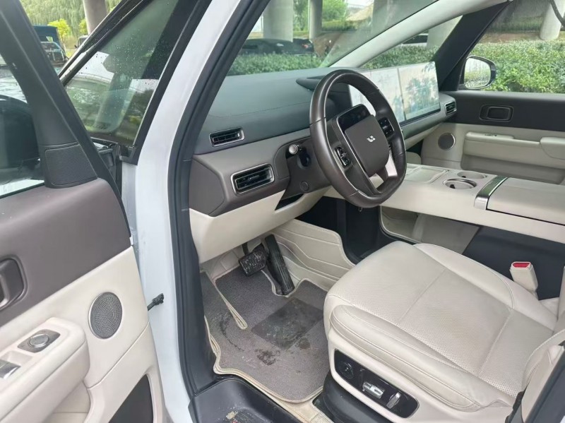 青岛24年理想mega4