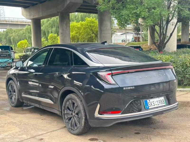 青岛25年极狐汽车阿尔法7