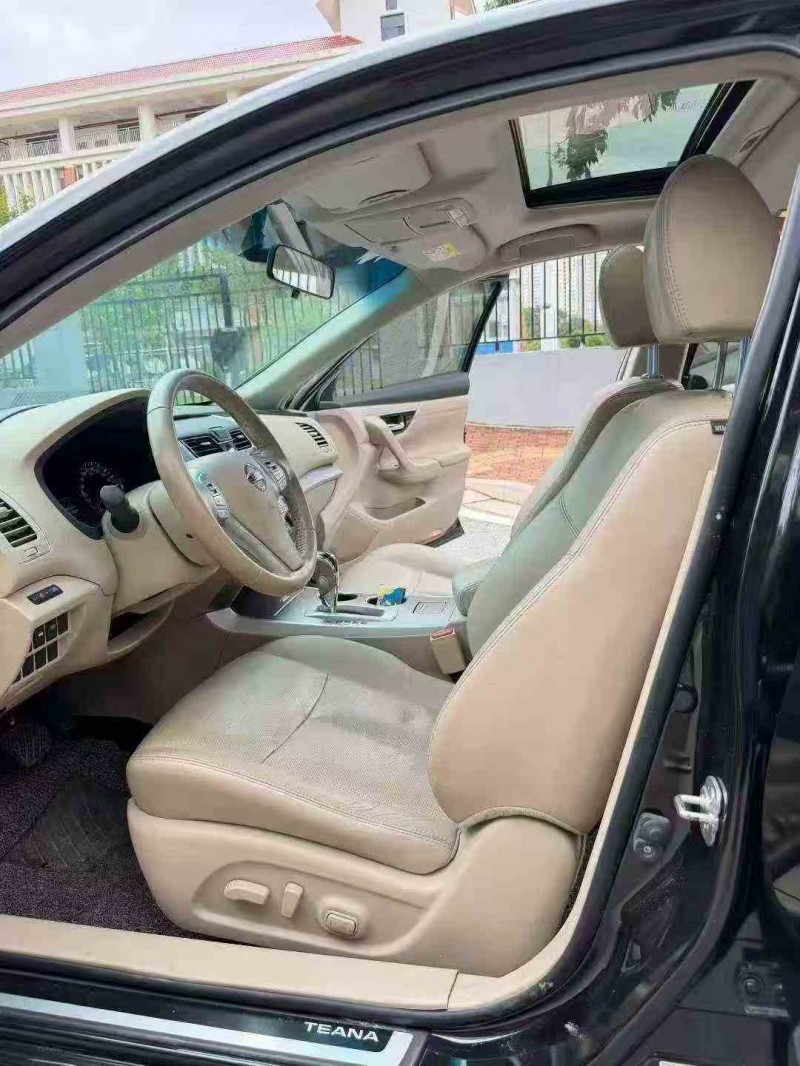 南宁17年日产天籁4