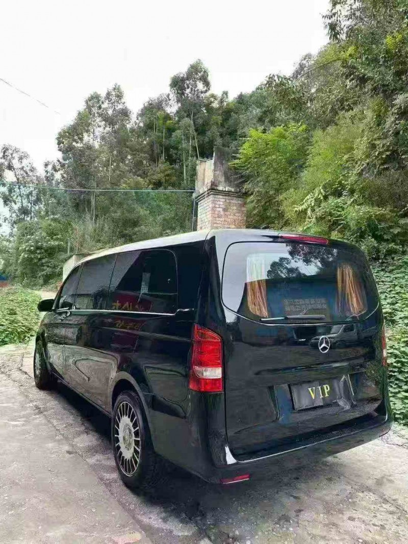 成都19年奔驰威霆8