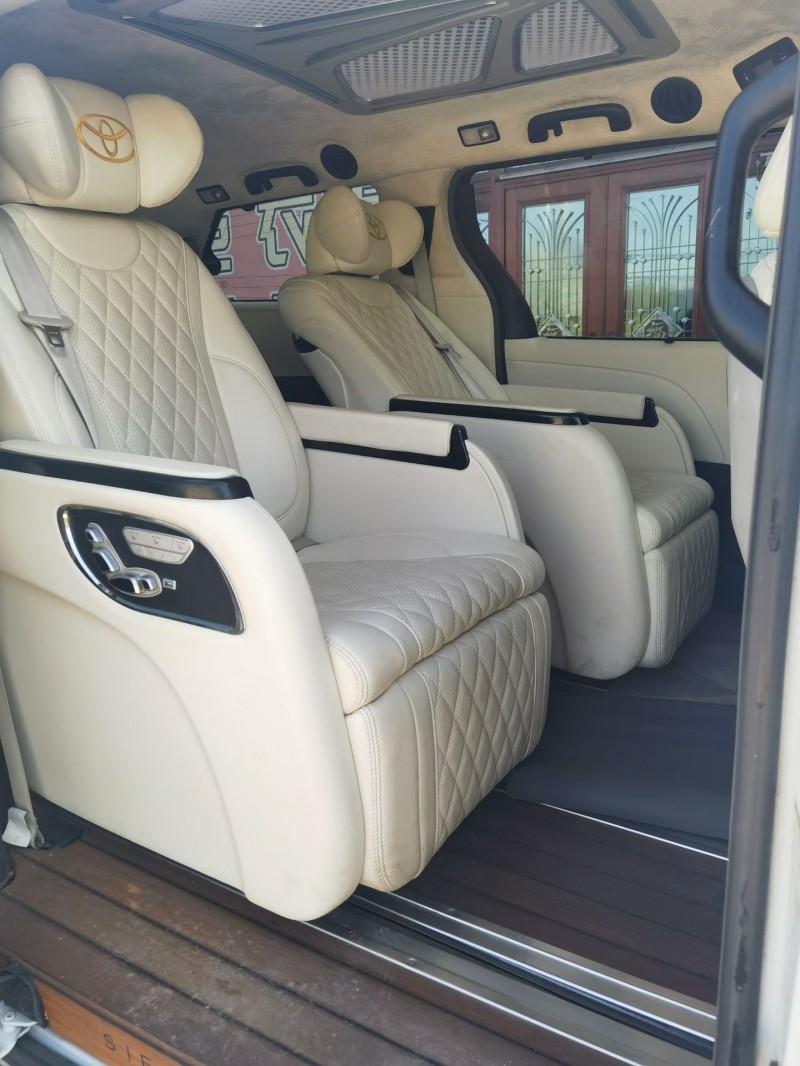 晋中15年丰田塞纳5