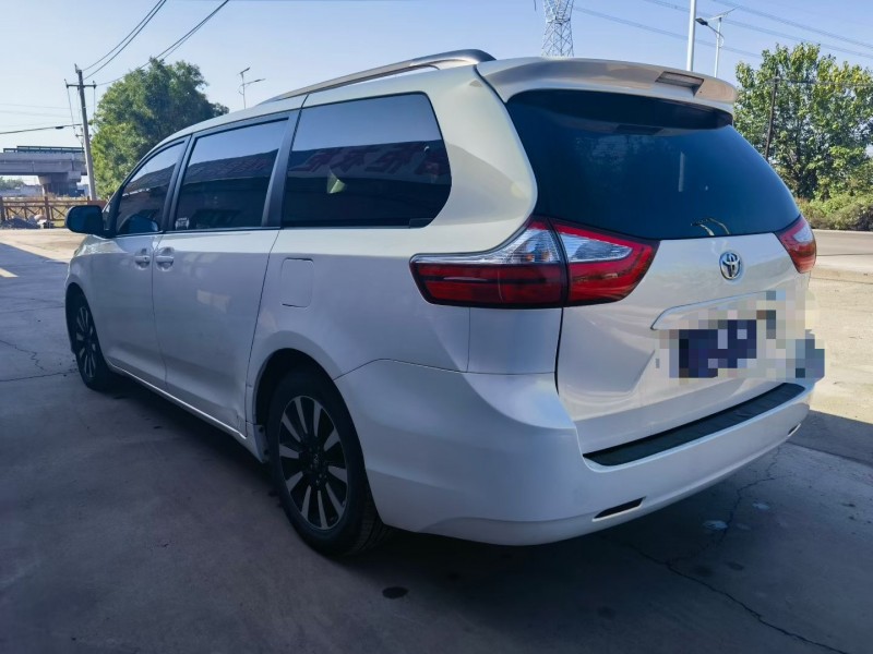 晋中15年丰田塞纳8