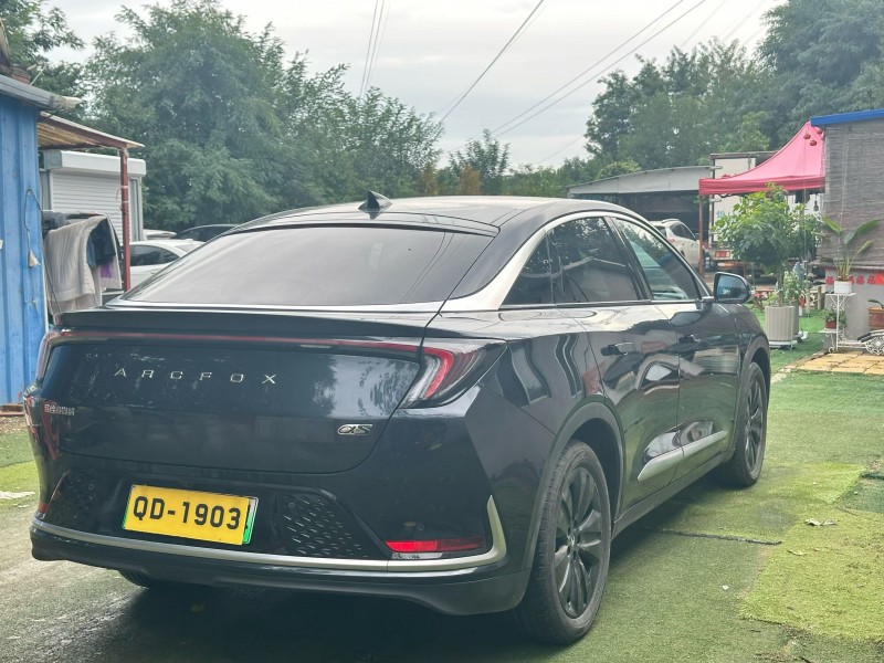 青岛25年极狐汽车阿尔法7