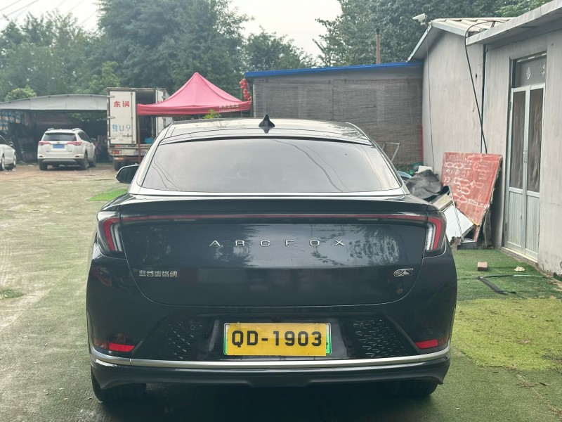 青岛25年极狐汽车阿尔法8