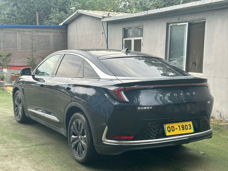 青岛25年极狐汽车阿尔法9