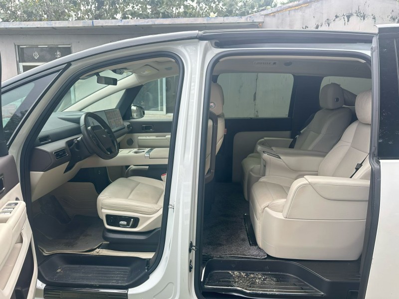 青岛24年理想mega4