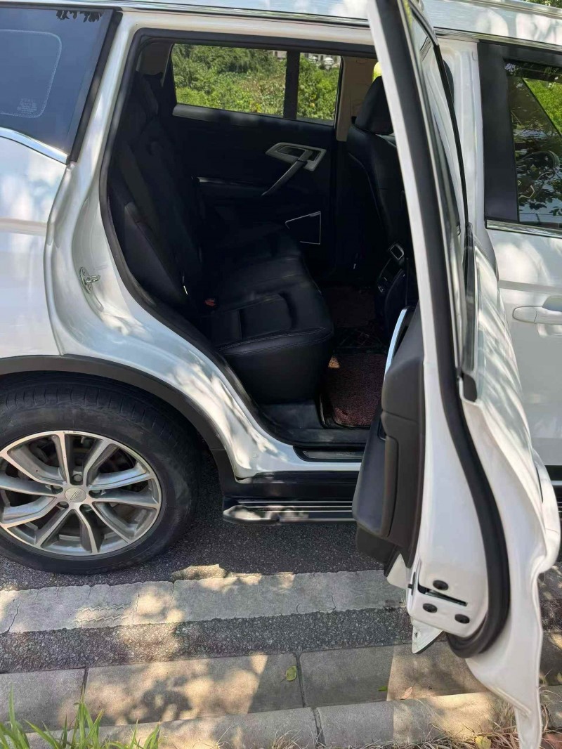 常德19年吉利博越8