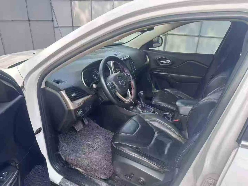 青岛15年Jeep自由光4