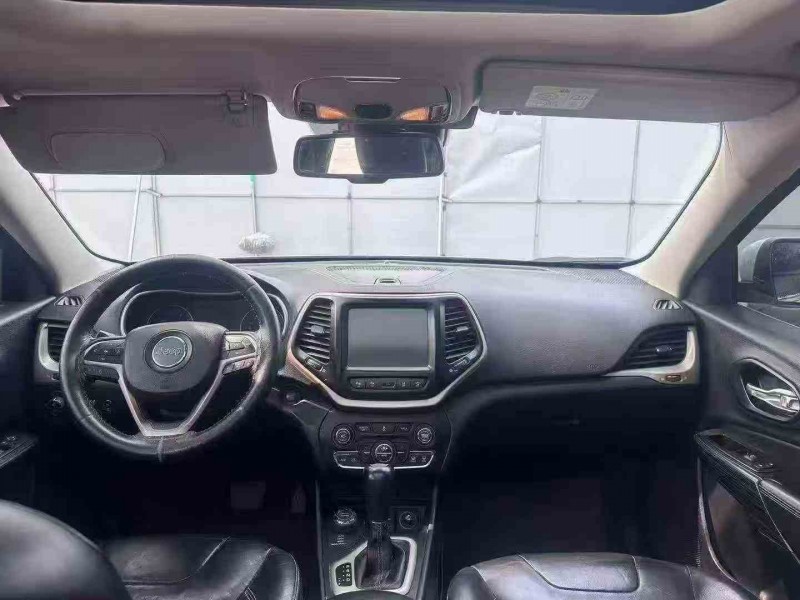 青岛15年Jeep自由光5