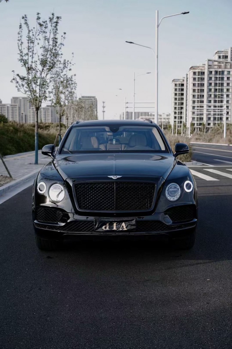 潍坊18年宾利添越1