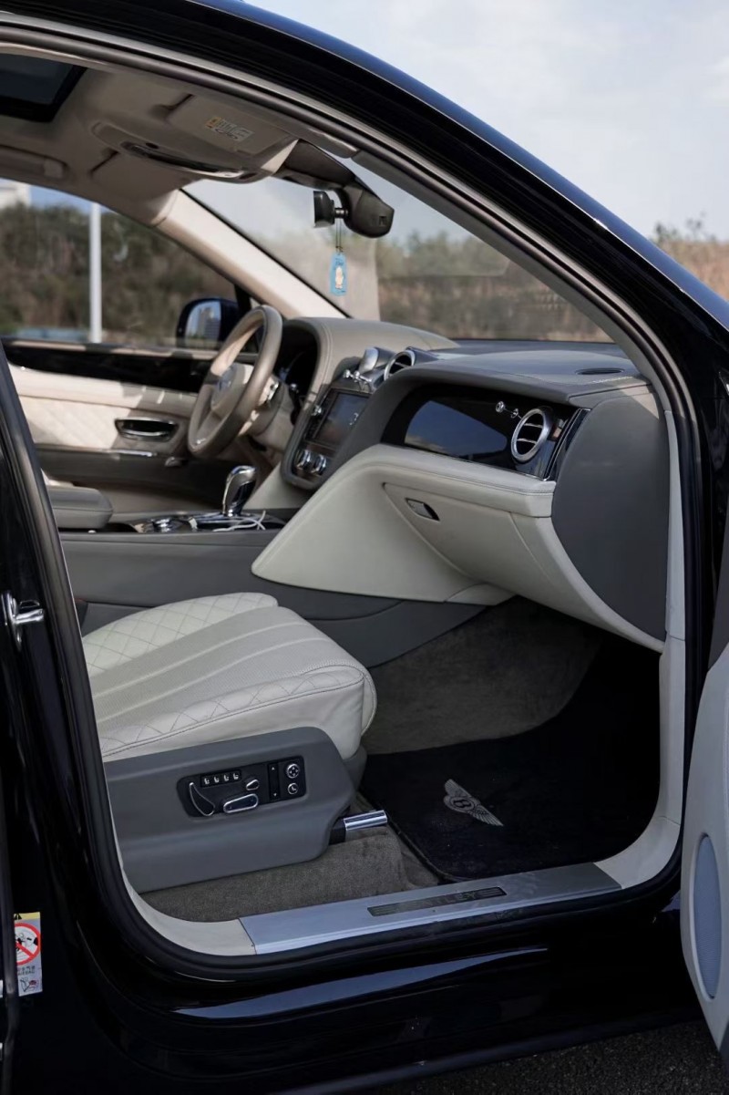 潍坊18年宾利添越4