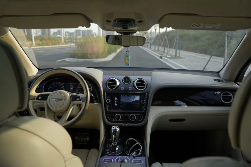 潍坊18年宾利添越5