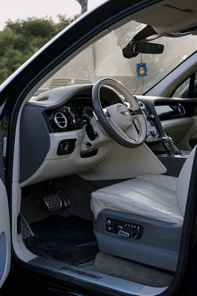 潍坊18年宾利添越7