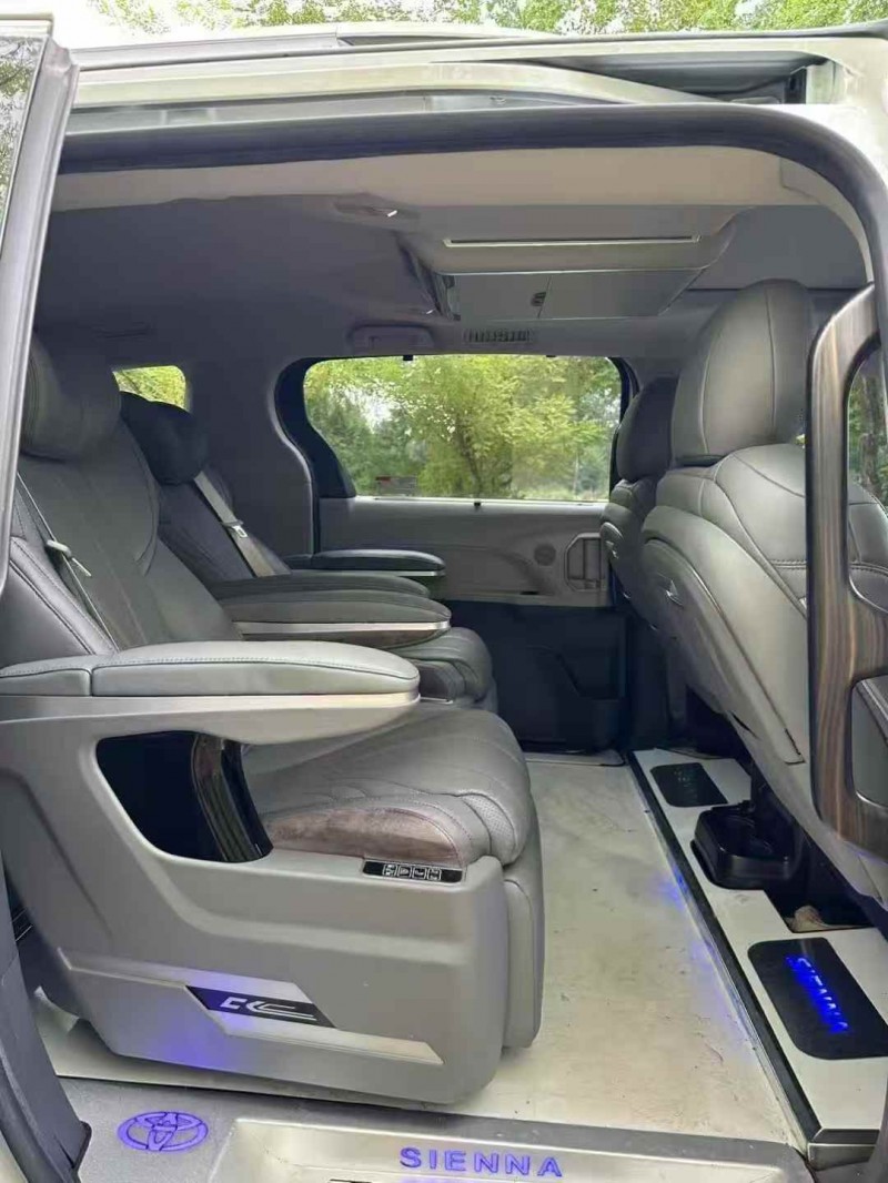 东营22年丰田塞纳5