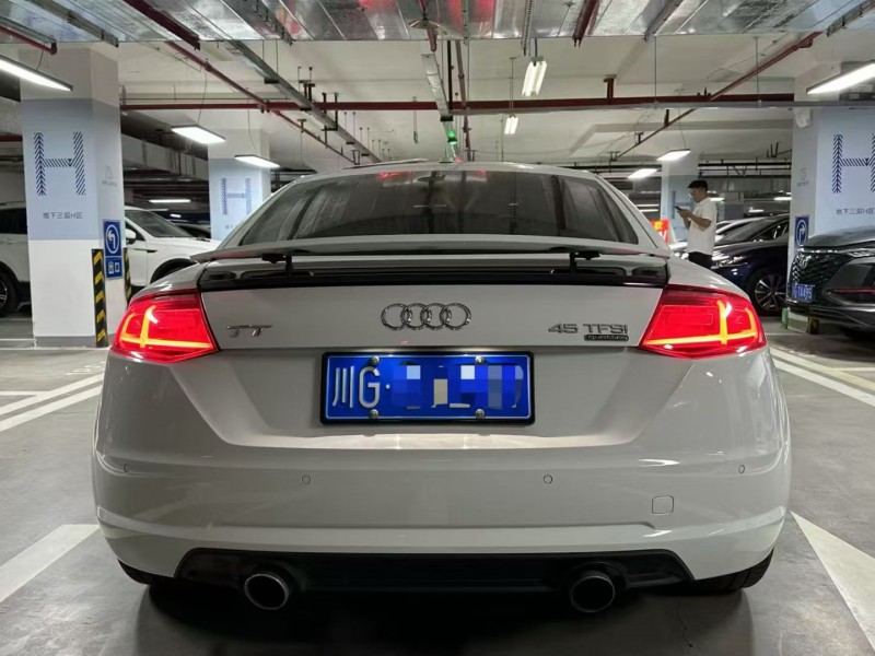 成都16年奥迪TT9