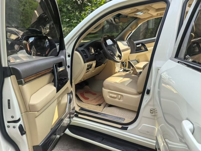 成都18年丰田兰德酷路泽6