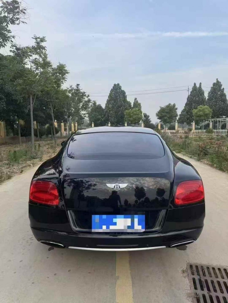 泰安13年宾利欧陆9