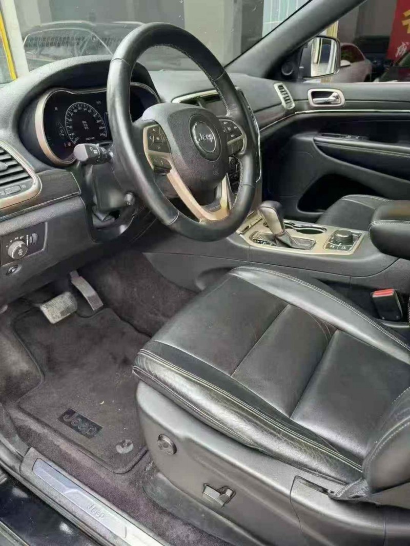 桂林19年Jeep大切诺基4
