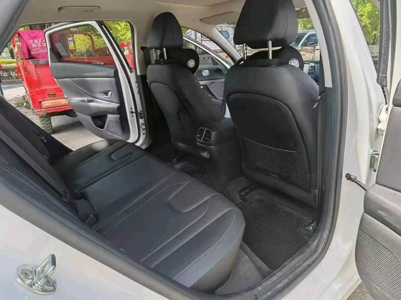 广州25年现代伊兰特7