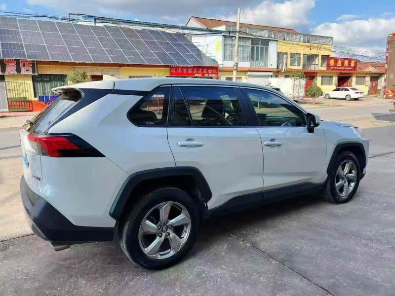 济宁22年丰田RAV4荣放8